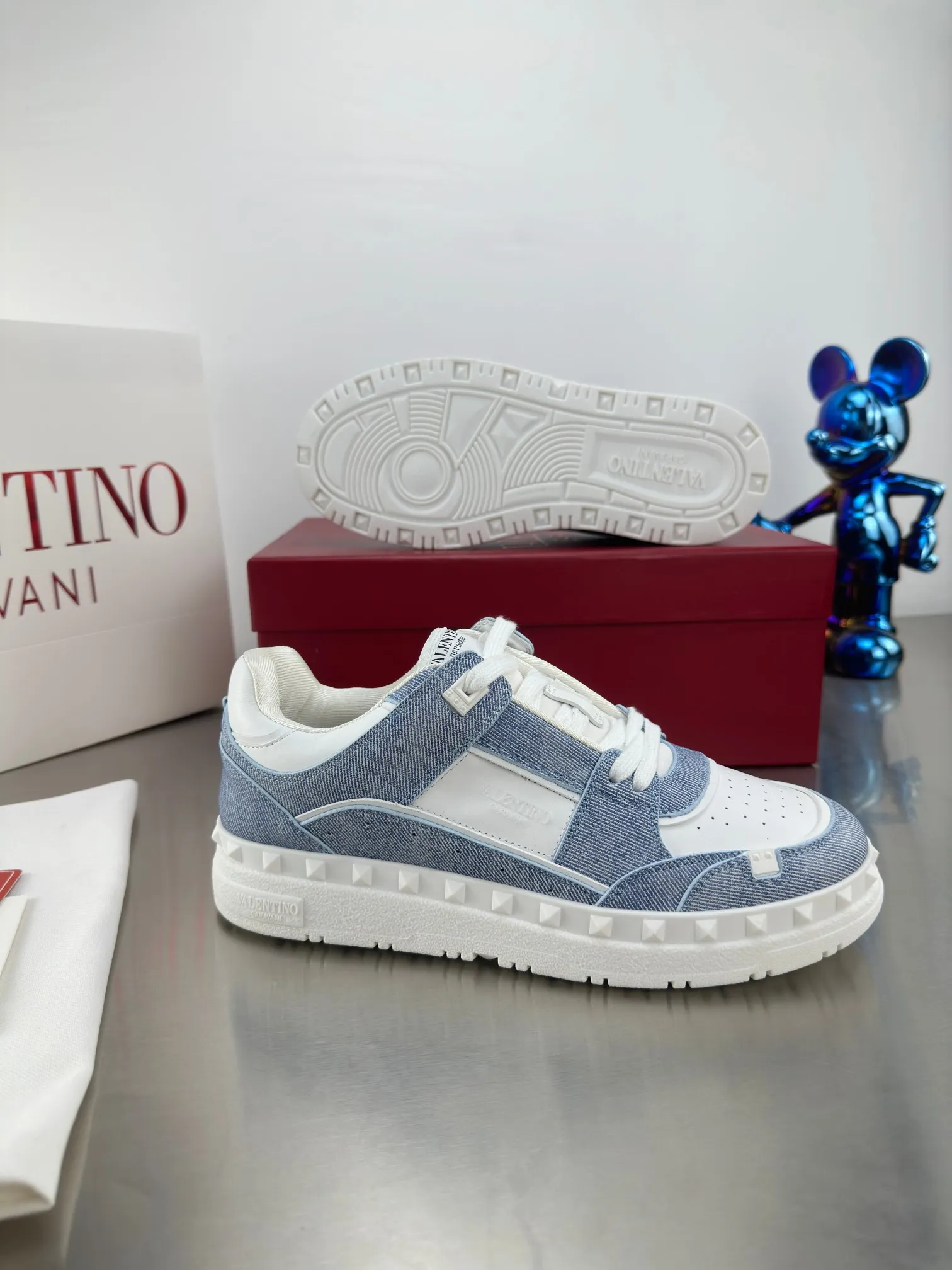 👟👟Ex-factory price 640👟👟 🔺Valentino🔺 Valentino VT 2024 early spring white shoes casual shoes! Top version!  Original 1:1 mold opening! Lasting + oil edge craftsmanship, classic splicing, fashionable and versatile, 🎁Full set of packaging at the same time at the counter. Fabric: Customized cowhide. Lining: Original breathable mesh. Outsole: Original TPU material outsole. Non-slip and wear-resistant. Size: Female 35-40! Male 39～45